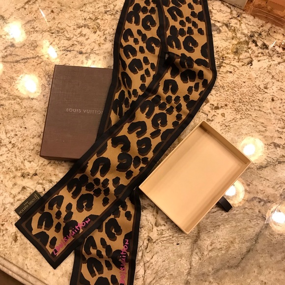 Louis Vuitton Scarf (Purse bow) Leopard print - Picture 2 of 8